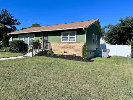 Luxury 3 BR/1 BA Home 3 Minutes to Downtown Murfreesboro & 5 Minutes to MTSU