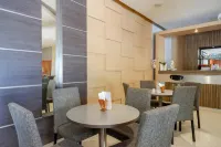 RedDoorz Plus Near Hotel Benua Kendari فنادق في Kendari Barat