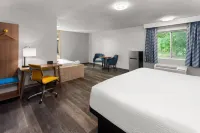 Days Inn & Suites by Wyndham Kaukauna WI