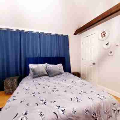 Contemporary Private Studio near Mine Falls Rooms