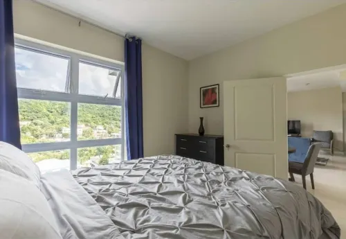 "The Oasis" PH 1 BR with AC, WiFi, complimentary Netflix & 24/7 security.
