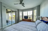 Naples Condo-Instant Book!  Modern Living + Golf Courses Near Fifth Ave & Marco