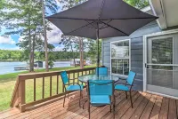 Waterfront Lake Sinclair Home w/ Boat Dock! - 3-stjärniga