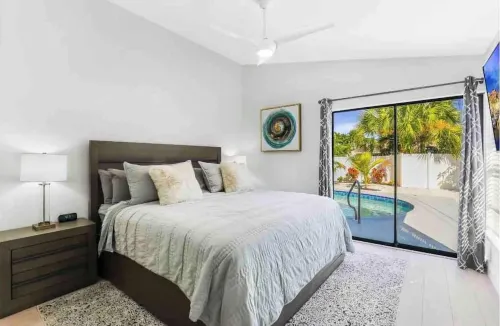 Luxurious Modern 4BR, Heated Pool near Beach and Mercato! Newly Renovated!