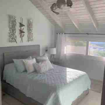 NEW Luxury Penthouse with Jacuzzi and BBQ! Rooms