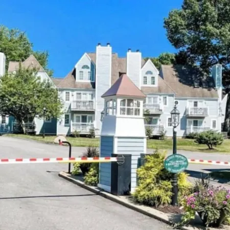 Luxe Villa- mins from Mohegan Sun with fireplace, jacuzzi, sauna/pools, and spa