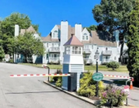 Luxe Villa- mins from Mohegan Sun with fireplace, jacuzzi, sauna/pools, and spa