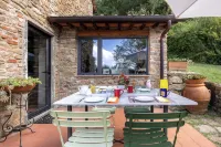La Casa Nel Bosco d'Arte- Greve in Chianti, Holiday House with Private Garden