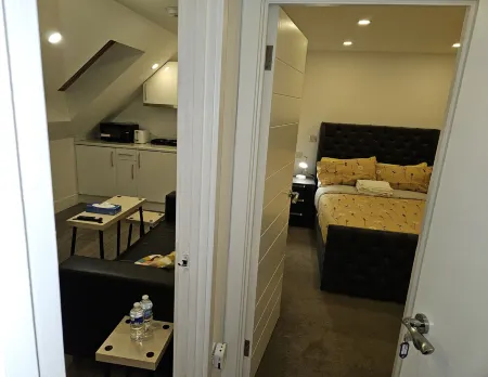 1 Bed Flat - Sleeps 2 - Pets - Garden - Parking Отели рядом с достопримечательностью «Барьер Темзы»