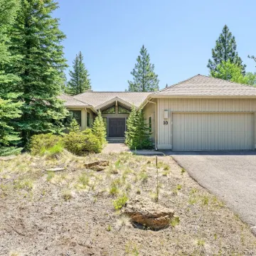 10 Tan Oak Home Features Private Hot Tub and BBQ on the Deck by RedAwning