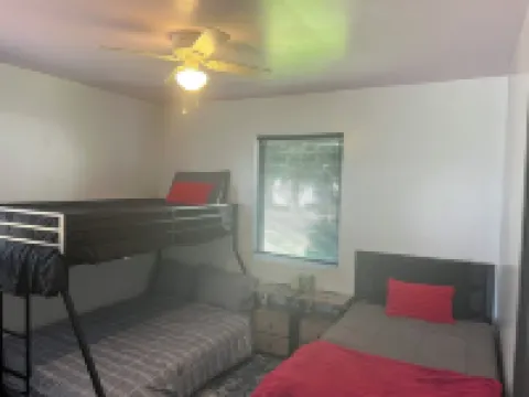 Charming 2-bedroom house with WiFi, a hot tub and 30 min away from adventure.