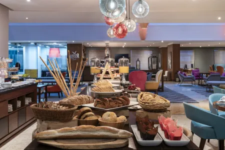 DoubleTree by Hilton Bogotá - Calle 100 Отели рядом с достопримечательностью «Carrera 7»