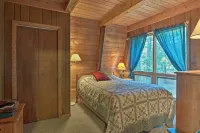 Lakefront Berkshires Retreat w/ Deck, Dock & Boat! - Parkplatz