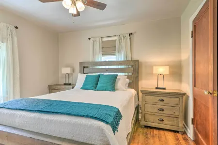 Morgantown Home w/ Patio: Near Wvu Football! Отели в г. Моргантаун