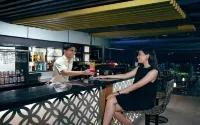 Platinum Adisucipto Hotel & Conference Center - bar