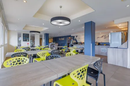 Kyriad Lyon Est - Saint Bonnet de Mure Отели в г. Сен-Лоран-де-Мюр