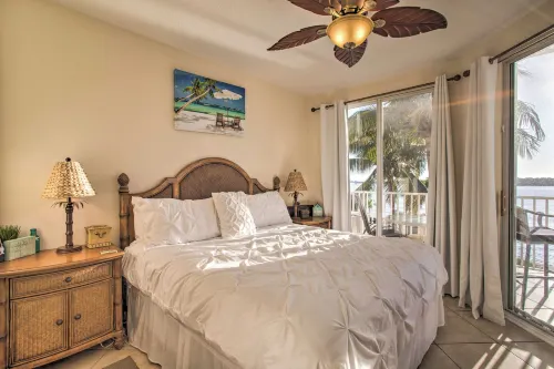 Bayfront Retreat Private Balcony and Pool Access!