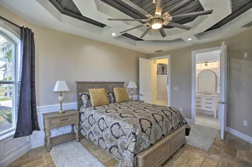Luxe Cape Coral Escape w/ Boat Dock + Cabana! - Parkplatz