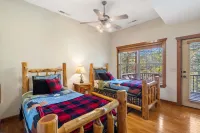 The Lodge on the Creek Branson West Cabin w/ Beautiful Views