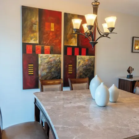 Luxury Downtown Getaway: 2BR Condo Near New Buffalo’s Top Attractions!