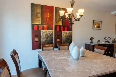 Luxury Downtown Getaway: 2BR Condo Near New Buffalo’s Top Attractions!
