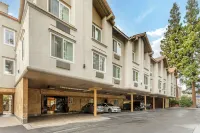 Best Western Plus Airport Plaza Hotels near The Tech Interactive