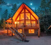 Gorgeous Chalet Cabin w/NEW HOT TUB near National Parks and loaded w'/Amenities!