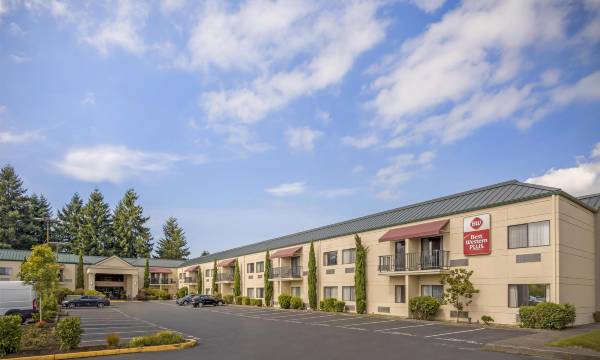 Best Western Plus Plaza by the Green