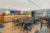 Maine Evergreen Hotel, Ascend Hotel Collection - breakfast