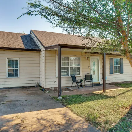 2 Mi to Fort Sill: Quiet Family Retreat w/ Yard