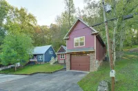 'Tookies Retreat' Walk to Mairina! Home w/ Hot Tub - 3-Star