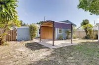 3 Mi to Jensen Beach: Pet-friendly Getaway w/ Yard - 3 estrellas