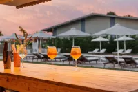 V Luxury Suites - bar