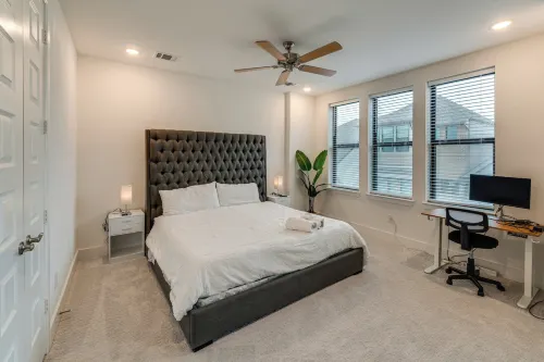 10 Mi to Dtwn Dallas: Sleek Retreat w/ Balcony