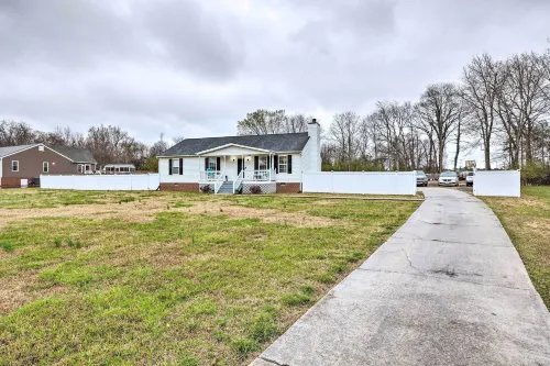 Richmond Home with Pool, 5 Mi to Downtown! - bar