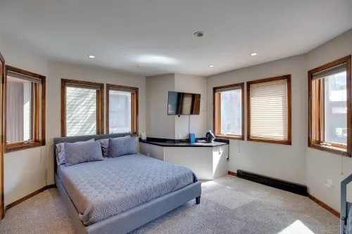 Bright Downtown Telluride Condo - Steps to Lift! - parkir