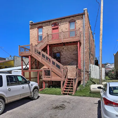 Shop, Hike and Explore! Historic Dtwn Custer Apt