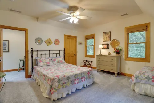 Creekside Family Retreat by Waterfalls and Hiking! - Gym