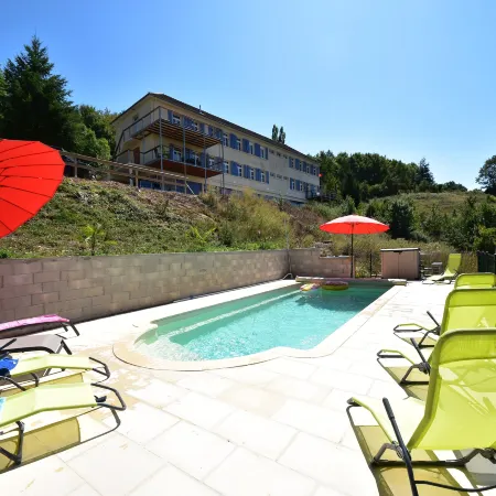 Holiday Home in Luzy with Fenced Garden Отели в г. Кюзи