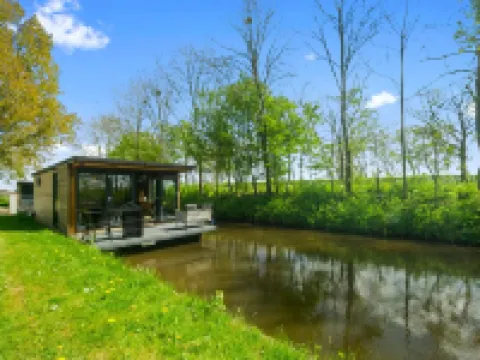 Doeke Sleat Houseboat Hotels in Weidum