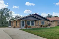 Lake Jackson Retreat w/ Lanai & Large Yard! - Wifi