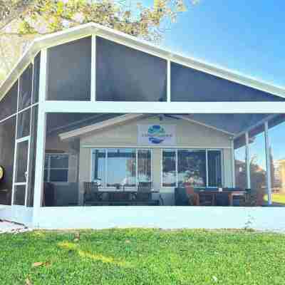 Serene, Cozy, Lakefront Home with Boat Dock and Large Screened in Porch! Hotel Exterior