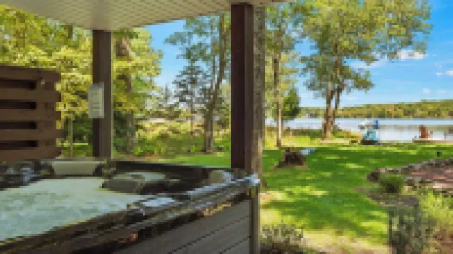 Lake Daze by AvantStay Lakefront w Modern Interior Enclosed Porch Hot Tub Hotels in Coolbaugh Township