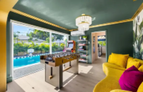 5 Min to Beach Heated Pool Hot Tub BBQ