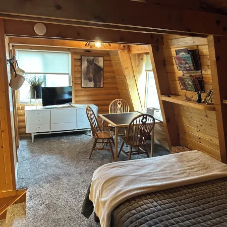 Enjoy a Cozy Cabin Near the Lake! Sleeps 8,  4 Beds.