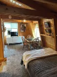 Enjoy a Cozy Cabin Near the Lake! Sleeps 8,  4 Beds.