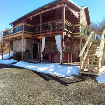 Secluded Cabin on the Hill in the Hocking Hills