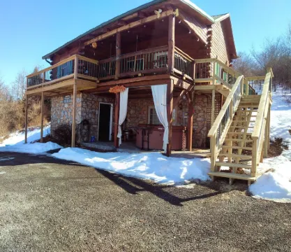 Secluded Cabin on the Hill in the Hocking Hills