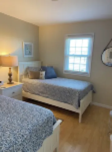 Delightful Oceanside Home Steps to Tranquil Beach: Soak up the Sun and Seabreeze