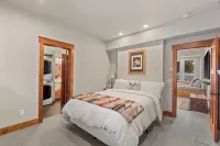 Sweet Private Leavenworth River Front Cabin with Fast WiFi & hot tub- Sleeps 6.